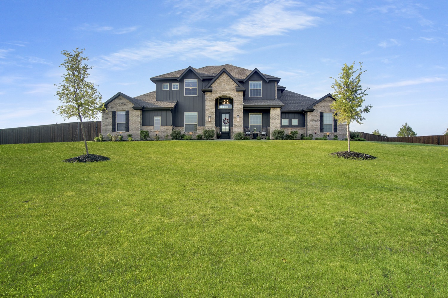 Front exterior listing photo